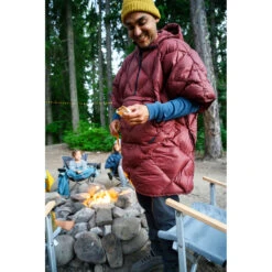 Therm-a-Rest Honcho Poncho Down Decke - Burgundy -Therm-A-Rest 2022 cascade summer carcamp washington rinckenberger 2030 1537739